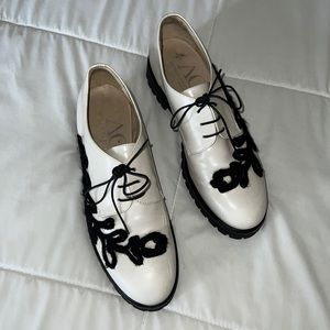 AGL Ivory Black Loafer Floral Black Lace up appliqué size 10